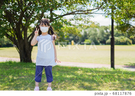 マスクをして暑さに苦しむ子供 マスクをして暑さに苦しむ子供 68117876