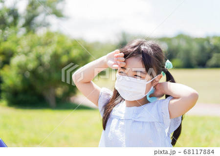 マスクをして暑さに苦しむ子供 マスクをして暑さに苦しむ子供 68117884