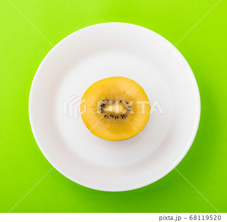 白いお皿の上に乗ったキウイフルーツ 68119520