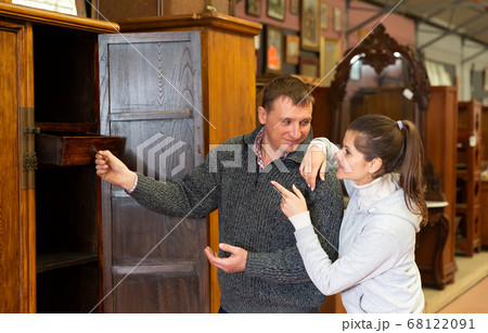 Couple choosing new furniture in salon 68122091