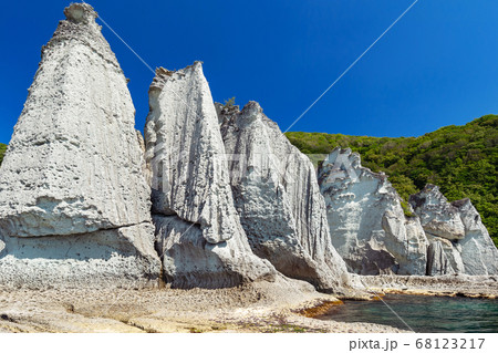 【青森県下北半島佐井村】仏ヶ浦は緑色凝灰岩がつくる大小さまざまな奇岩が集まり極楽浄土の景観 68123217