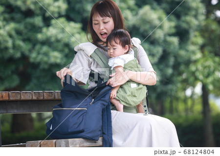 外出先で忘れ物に気付く母親 68124804