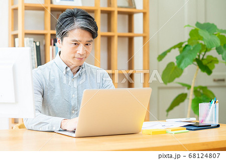 テレワークするミドルの男性 68124807