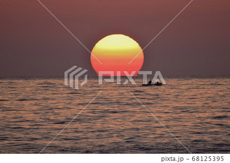 夕日と船 だるま 68125395