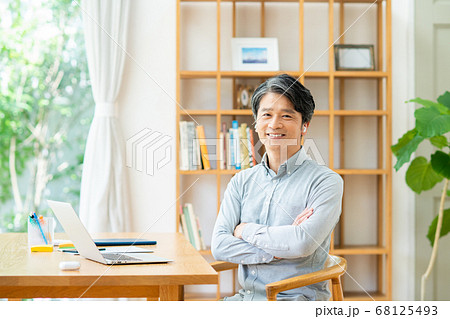 テレワークのミドルの男性 68125493
