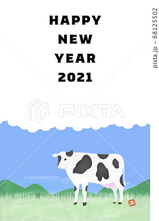 年賀状はがきテンプレート2021年丑年、牧場にいるホルスタインのイラスト 年賀状はがきテンプレート2021年丑年、牧場にいるホルスタインのイラスト 68125502