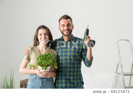 Couple moving into new apartment 68125872