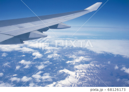 飛行機の翼 空から見た地球の景色の写真素材 [68126173] - PIXTA