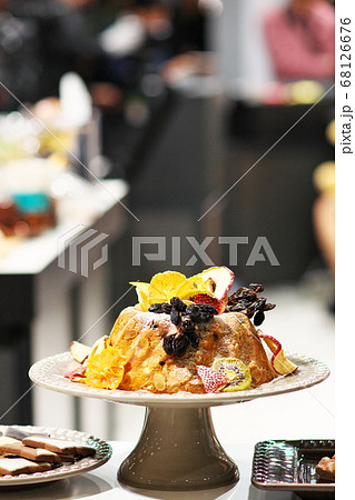 手作りケーキを販売するお洒落なカフェの写真素材