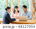 訪問営業を受けるミドルの夫婦 68127054
