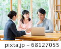訪問営業を受けるミドルの夫婦 68127055