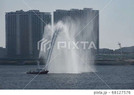 東京湾に高く上がる水煙・水上出初式 東京湾に高く上がる水煙・水上出初式 68127576