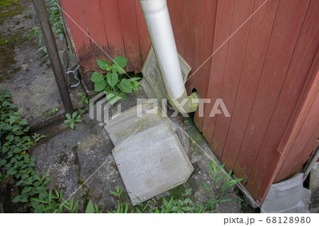 古い日本家屋の外観　 68128980