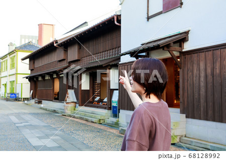 長崎 出島を観光する若い女性 68128992