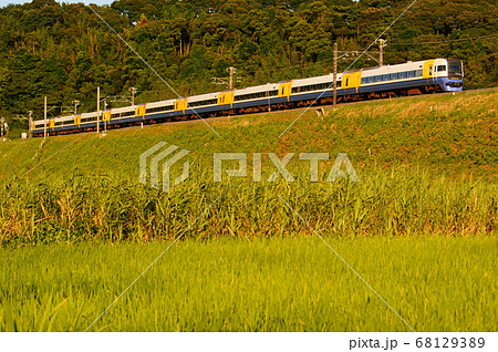 夕陽を浴びて東京へ向かう房総特急「しおさい」 68129389