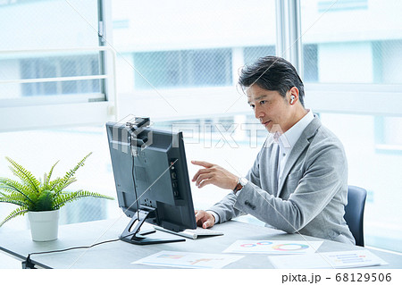 オンライン会議　ビデオ会議　テレビ会議　ウェブ会議　リモートワーク　リモート　テレワーク　社内会議 68129506