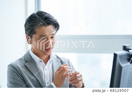 オンライン会議　ビデオ会議　テレビ会議　ウェブ会議　リモートワーク　リモート　テレワーク　社内会議 68129507