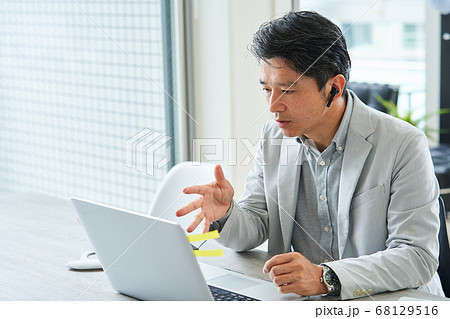 オンライン会議　ビデオ会議　テレビ会議　ウェブ会議　リモートワーク　リモート　テレワーク　社内会議 68129516