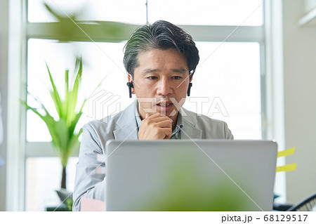 オンライン会議　ビデオ会議　テレビ会議　ウェブ会議　リモートワーク　リモート　テレワーク　社内会議 68129517