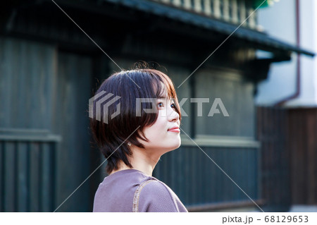 長崎 出島を観光する若い女性 長崎 出島を観光する若い女性 68129653