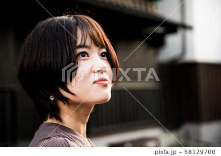 長崎 出島を観光する若い女性 68129700