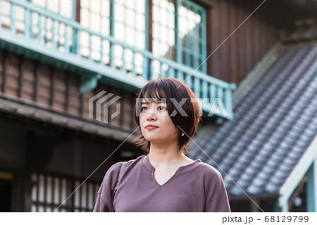 長崎 出島を観光する若い女性 長崎 出島を観光する若い女性 68129799