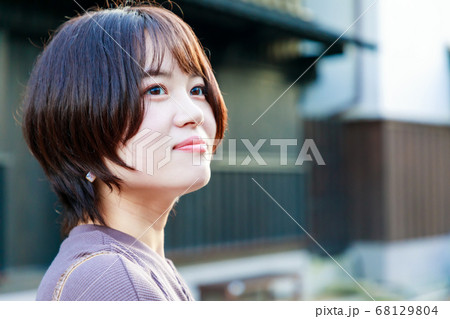 長崎 出島を観光する若い女性 68129804