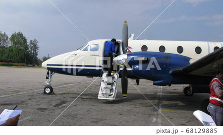 ネパール　カトマンズ空港　ポカラへ出発準備の旅客機 68129885