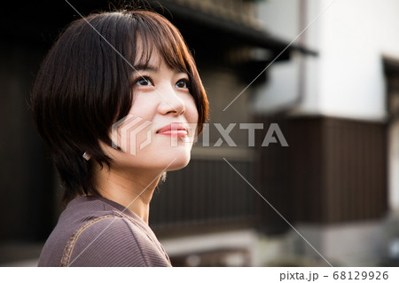 長崎 出島を観光する若い女性 68129926