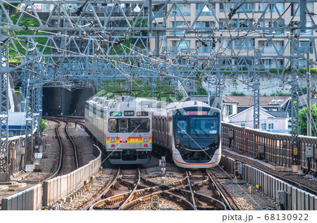 日本の川崎都市景観 溝の口駅から待機中の急行《大井町》と待機ポジションに着いた各停《大井町》(左) 日本の川崎都市景観 溝の口駅から待機中の急行《大井町》と待機ポジションに着いた各停《大井町》(左) 68130922