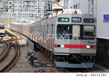 東急田園都市線 朝の通勤ラッシュ 溝の口駅に入る東急8590系の写真素材