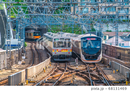 日本の川崎都市景観 溝の口駅から各停《押上》(左)や待機中の各停《大井町》、待機中の急行《大井町》 日本の川崎都市景観 溝の口駅から各停《押上》(左)や待機中の各停《大井町》、待機中の急行《大井町》 68131469