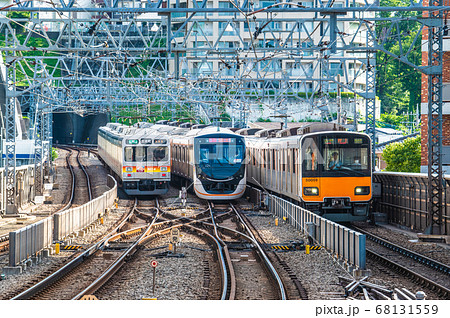 日本の川崎都市景観　溝の口駅から待機中の各停《大井町》や待機中の急行《大井町》、進行する各停《押上》 68131559
