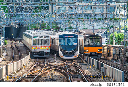 日本の川崎都市景観　溝の口駅から待機中の各停《大井町》や待機中の急行《大井町》、進行する各停《押上》 68131561