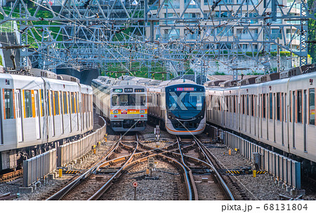 日本の川崎都市景観 溝の口駅から急行《中央林間》(左)や各停《大井町》、急行《大井町》、各停《押上》 日本の川崎都市景観 溝の口駅から急行《中央林間》(左)や各停《大井町》、急行《大井町》、各停《押上》 68131804