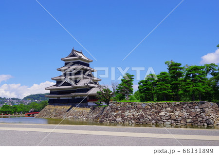 青い空と白い雲と松本城 青い空と白い雲と松本城 68131899