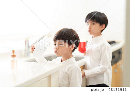 うがいをする男の子 68131911