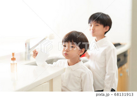 うがいをする男の子 うがいをする男の子 68131913
