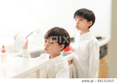 うがいをする男の子 68131915