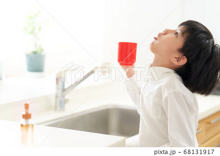 うがいをする男の子 うがいをする男の子 68131917
