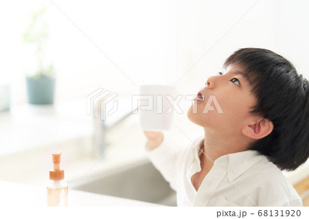 うがいをする男の子 68131920
