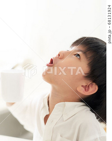 うがいをする男の子 68131924