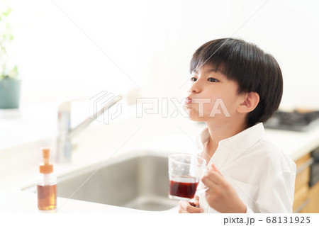 うがいをする男の子 うがいをする男の子 68131925