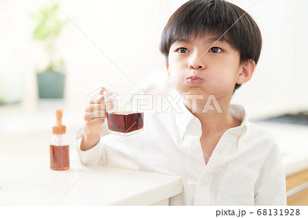 うがいをする男の子 うがいをする男の子 68131928