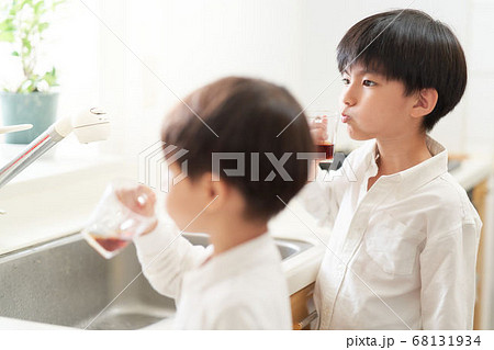 うがいをする男の子 うがいをする男の子 68131934