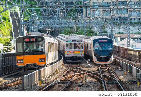 日本の川崎都市景観 溝の口駅から急行《中央林間》(左)や各停《大井町》、急行《大井町》などを望む 日本の川崎都市景観 溝の口駅から急行《中央林間》(左)や各停《大井町》、急行《大井町》などを望む 68131969