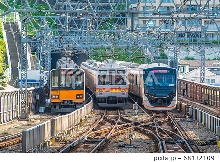 日本の川崎都市景観 溝の口駅から急行《中央林間》(左)や各停《大井町》、急行《大井町》などを望む 日本の川崎都市景観 溝の口駅から急行《中央林間》(左)や各停《大井町》、急行《大井町》などを望む 68132109