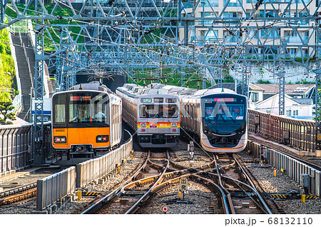 日本の川崎都市景観 溝の口駅から急行《中央林間》(左)や各停《大井町》、急行《大井町》などを望む 日本の川崎都市景観 溝の口駅から急行《中央林間》(左)や各停《大井町》、急行《大井町》などを望む 68132110