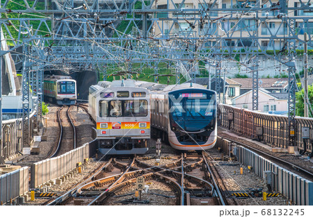 日本の川崎都市景観　溝の口駅から各停《中央林間》（左）や各停《大井町》、待機中の急行《大井町》 68132245