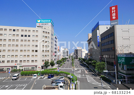 三重県津市のJR津駅前の街並み 68133234